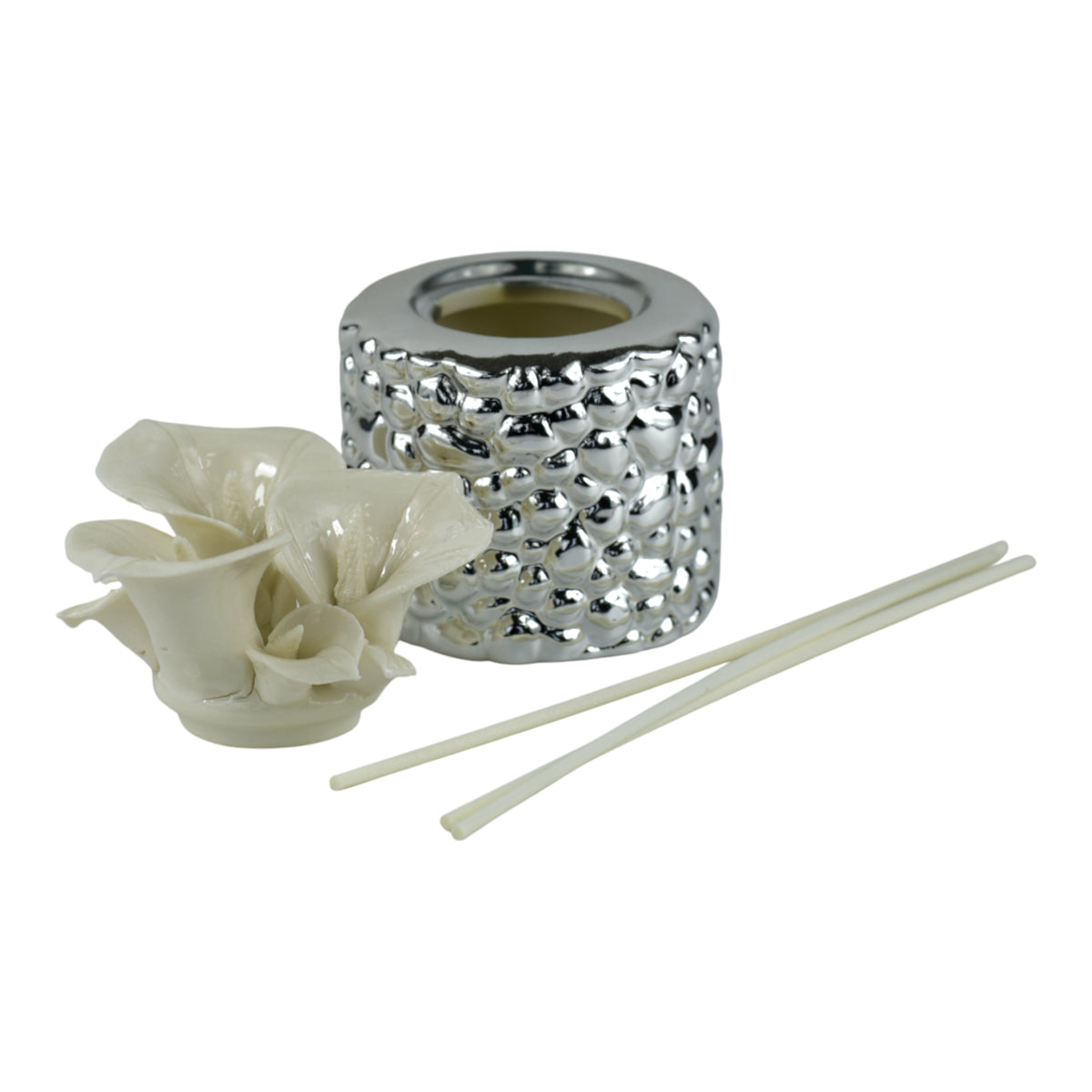 Diffusore Incanto di Calle Base Argento e Porcellana con base in ceramica e Calle in porcellana bianca.