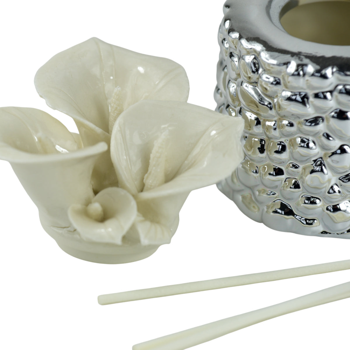 Diffusore Incanto di Calle Base Argento e Porcellana con decorazione in porcellana e base in ceramica argentata.