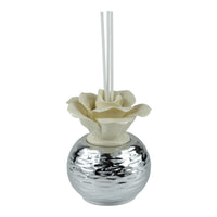 Diffusore Rose Passion Base Argento e Porcellana con rosa bianca e base in ceramica argentata.