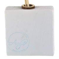 Diffusore Savana Teddy Quadrato in Pietra Leccese, base quadrata bianca con bastoncini per aromi.