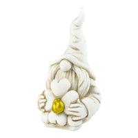 Gnomo Doppia Fortuna con Quadrifoglio in Pietra Leccese, scultura portafortuna di design Claraluna, altezza 9 cm.