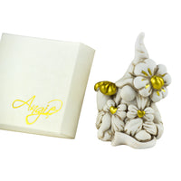 Gnomo Natura in Fiore in Pietra di piuma Leccese con fiore e scatola regalo bianca.