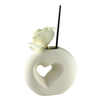 Profumatore Tondo Love Circle con Rosa in ceramica bianca opaca e cuore intagliato.
