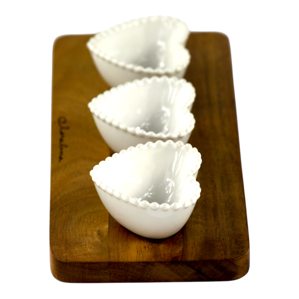Set Degustazione Heart Wood con 3 Ciotoline: ciotoline bianche a forma di cuore su tagliere in legno naturale.