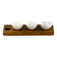 Set Degustazione Heart Wood con 3 Ciotoline, tre ciotoline in ceramica e base in legno naturale con bordo perlato.