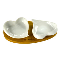 Set Aperitivo Modern Trio con 3 Ciotoline in porcellana bianca su base ovale in legno naturale.