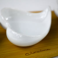 Set Aperitivo Modern Trio con 3 Ciotoline, ciotolina bianca dal design moderno e essenziale su base in legno naturale.