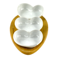 Set Aperitivo Modern Trio con 3 Ciotoline in porcellana bianca su base in legno naturale.